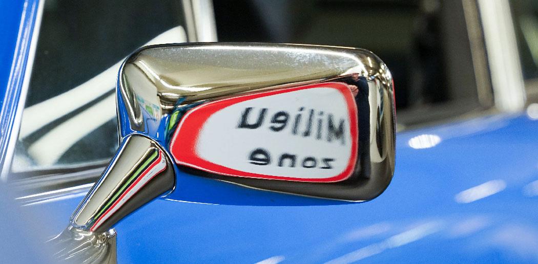 verchromter Aussenspiegel mit der Spiegelung eines Umwelt-Verbotszonen-Schildes