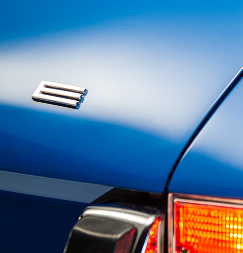 Close-Up Heckansicht des blauen Porsche 911 (Ur-Elfer) mit Fokus auf einen Buchstaben E
