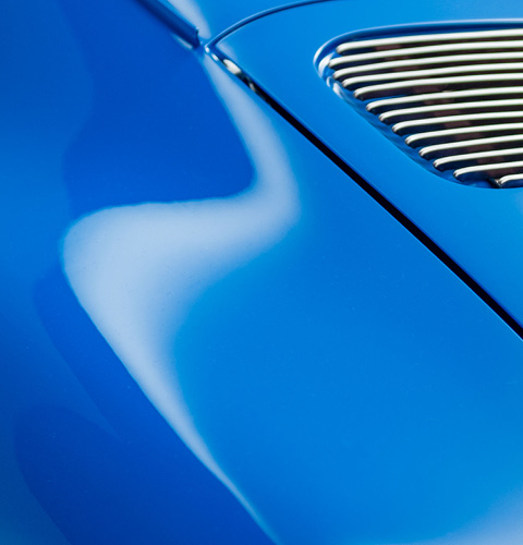 Licht Spiegelung im blauen Lack der wie ein Blitz aussieht