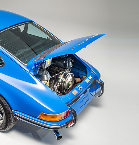 blauer Porsche 911 (Ur-Elfer) von schräg oben mit geöffneter Heckklappe und Sicht auf den unveränderten Motorraum