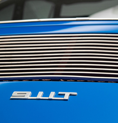Schriftzug 911T und vertikalverlaufende Lüftungsgitter des blauen, umgerüsteten Porsche 911 (Ur-Elfer)