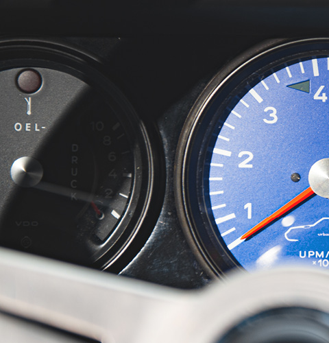 linke Hälfte des neuen blauen Hintergrunds der Drehzahlanzeige im Amaturenbereich des Porsche 911 (Ur-Elfer)