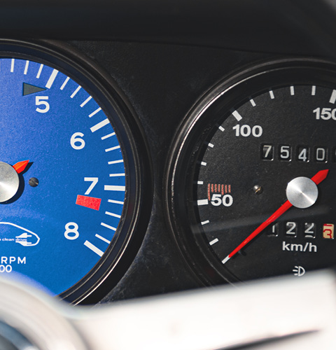 rechte Hälfte des neuen blauen Hintergrunds der Drehzahlanzeige im Amaturenbereich des Porsche 911 (Ur-Elfer)