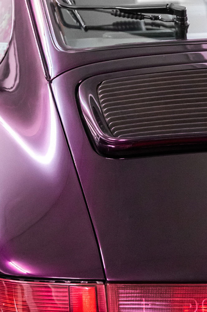 Dunkel lilaner Lack eines Porsches