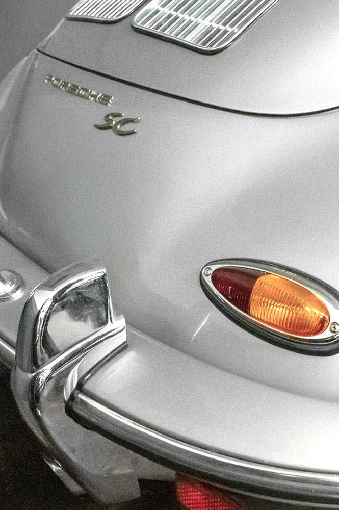 Rechte Heckleuchte und verchromete Stoßstange eines Porsche SC Oldtimers