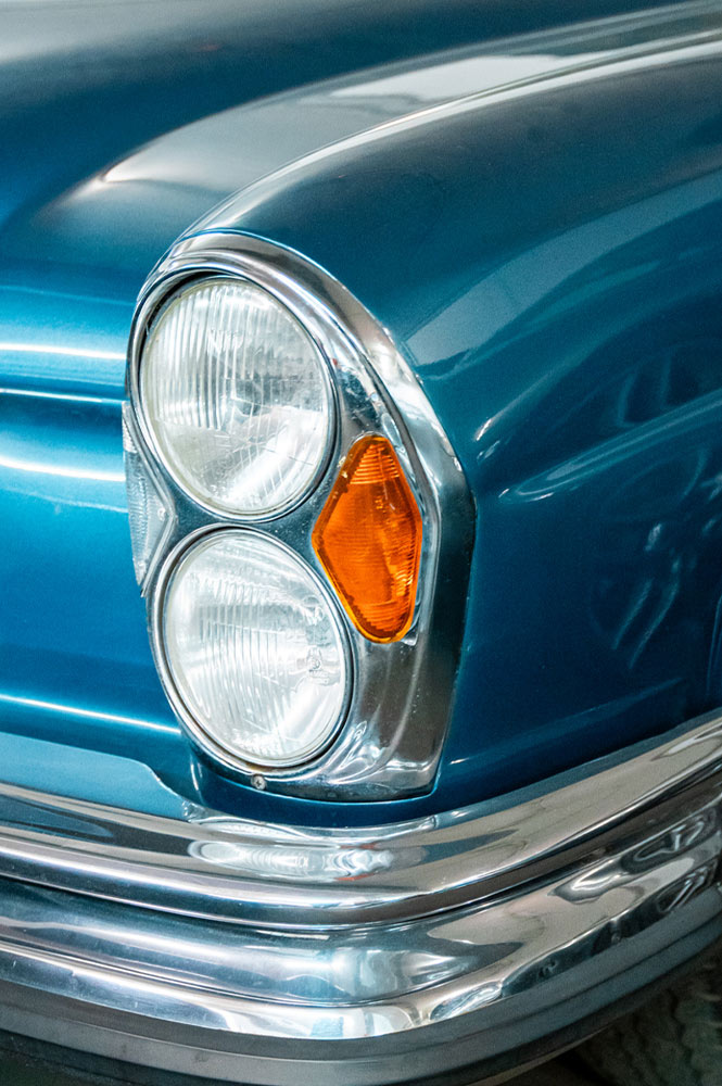 Die rechten Frontscheinwerfer eines Mercedes-Oldtimer