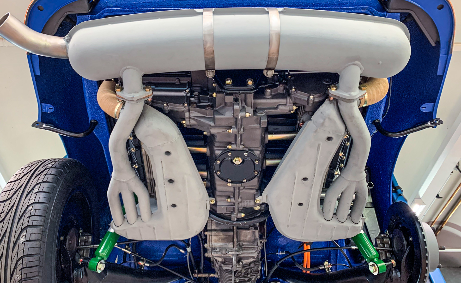 Blick von unten unter den blauen Porsche 911 (Ur-Elfer)